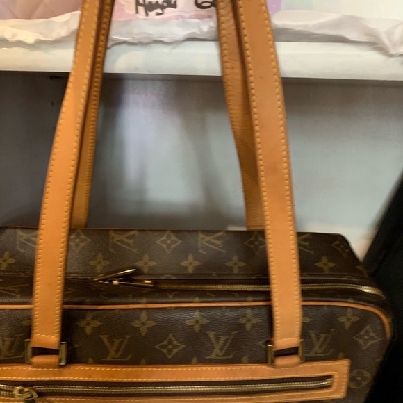 Pre owned Louis Vuitton good condition $550 - Picture 6 of 8